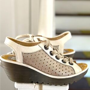 Fly London York sandal-like new. Borgogna silver and off white